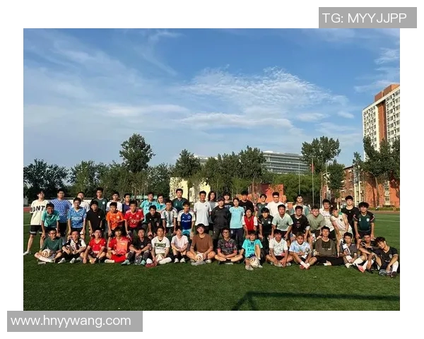 小妹足球：她在绿茵场上的梦想与坚持，展现青春力量与团队精神