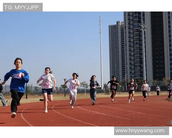 少女运足球展现青春活力与梦想追逐的精彩瞬间